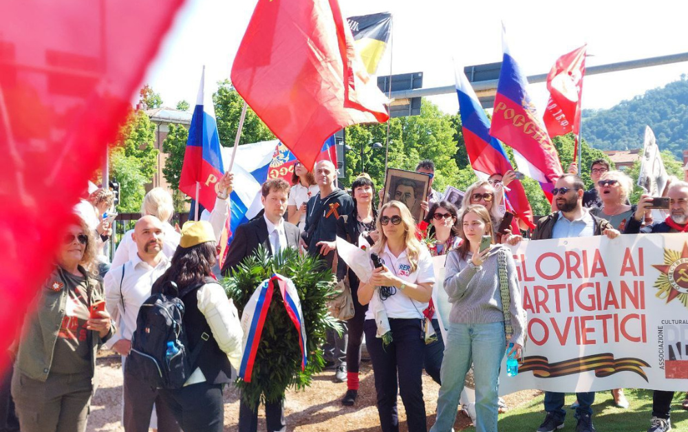 Marcia del Reggimento Immortale a Bologna con partecipanti e gonfalone comunale